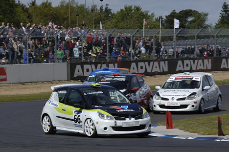Claus Christensen har lagt sig i front af årets Renault Clio Cup, men kommer til Padborg Park uden nogen forberedelse. Det gør Jacob Kristensen (mørk bil) bag ham derimod.